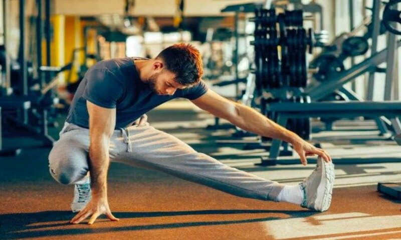 Vận động nhẹ để cơ thể không buồn ngủ khi xem bóng đá